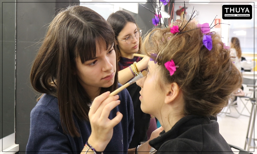 alumna realizando el trabajo de maquillaje ninfa