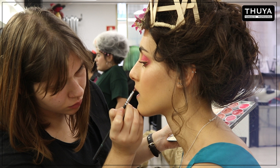 alumna realizando el trabajo de maquillaje ninfa
