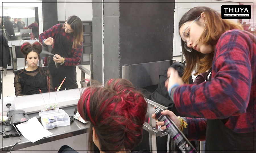 alumna realizando el trabajo de peluquer&iacute;a ninfa