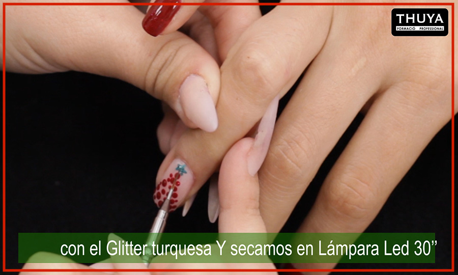 realizaci&oacute;n de estrella en la u&ntilde;a con el glitter turquesa