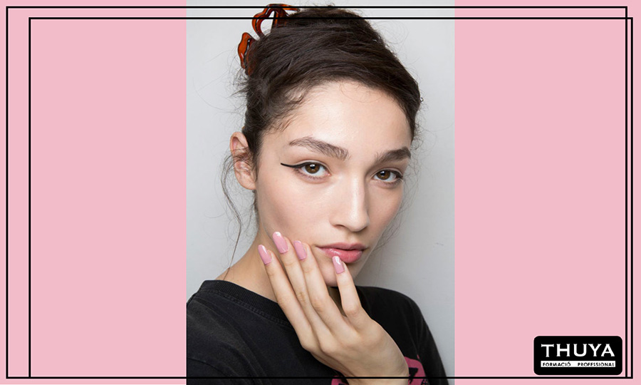 uñas con tonos y brillos neutro