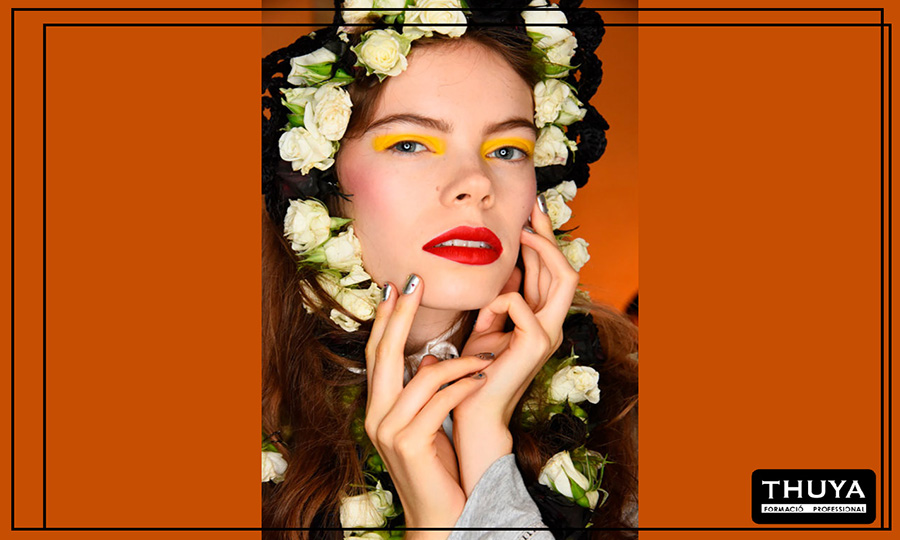 uñas con decoración estilo metálico