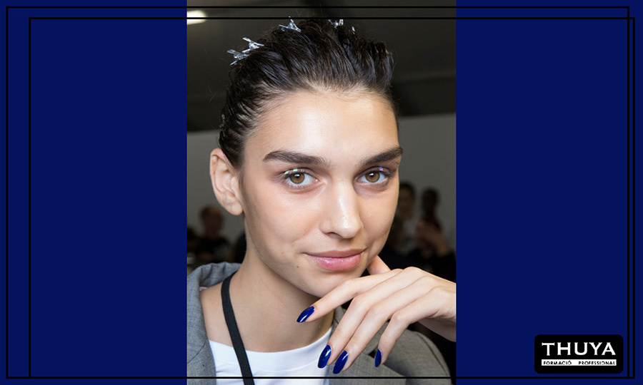 uñas con diseño ovalado y color azul