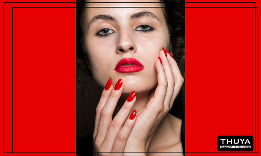 uñas con diseño y color rojo sexy