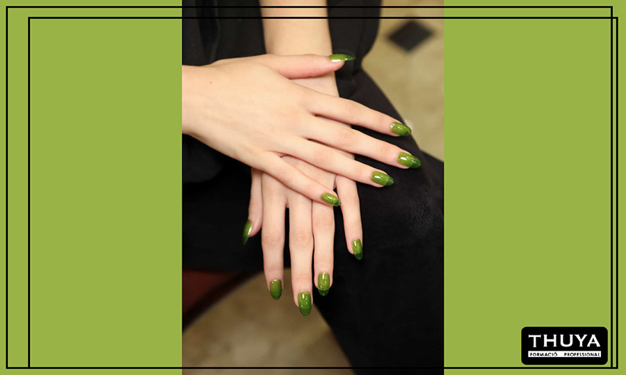 diseño de uñas transparentes con tono verde