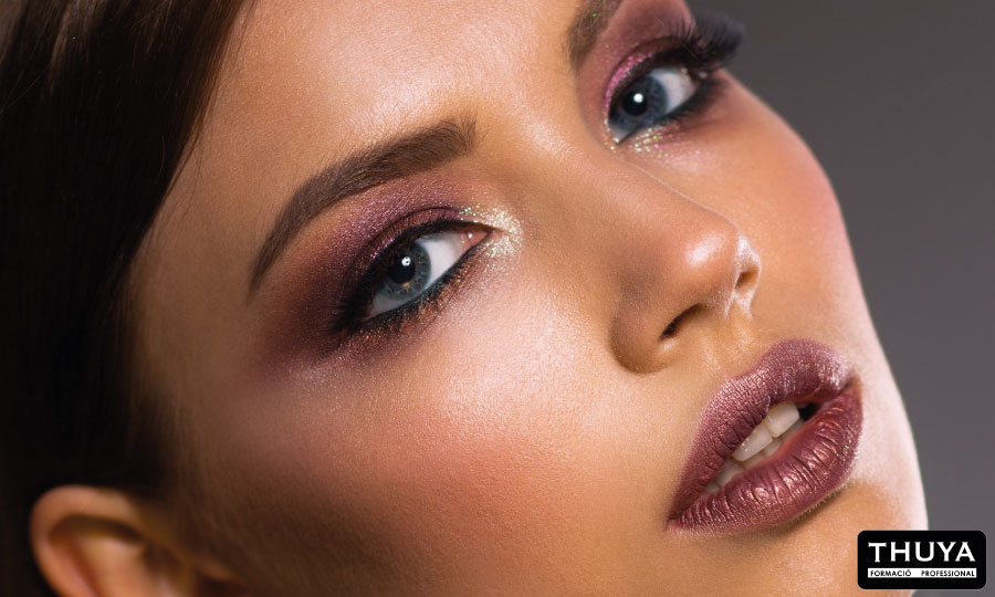 Cara de una mujer con un maquillaje natural aplicado perfecto