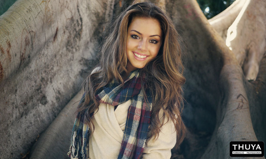 modelo femenina con un maquillaje bronceador natural perfecto