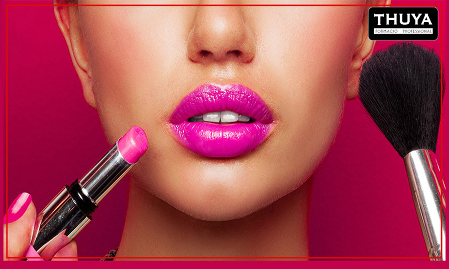 modelo luciendo sus labios trabajados y cuidados