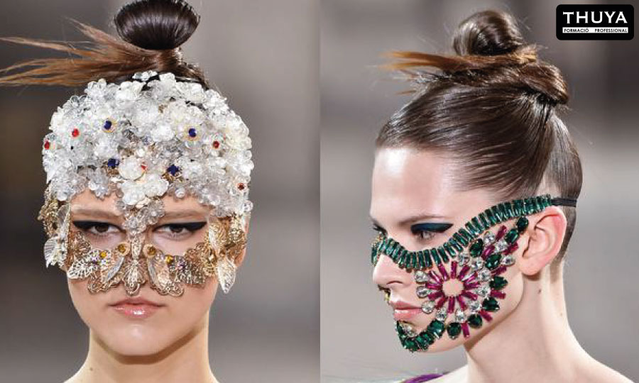 modelos desfilando con joyer&iacute;a en el rostro como complemento