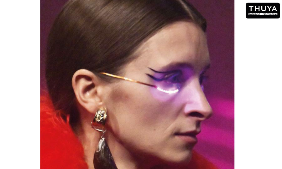 modelo con maquillaje led en el rostro