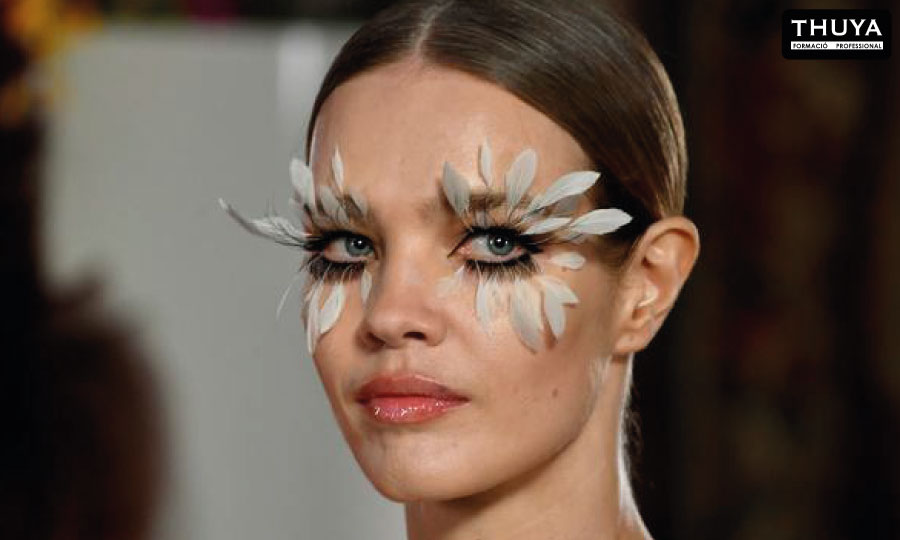 modelo con pesta&ntilde;as postizas de plumas de color neutro