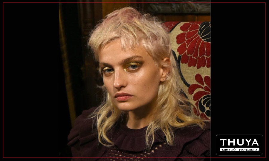 modelo con peinado mullet con decoloraci&oacute;n rubio