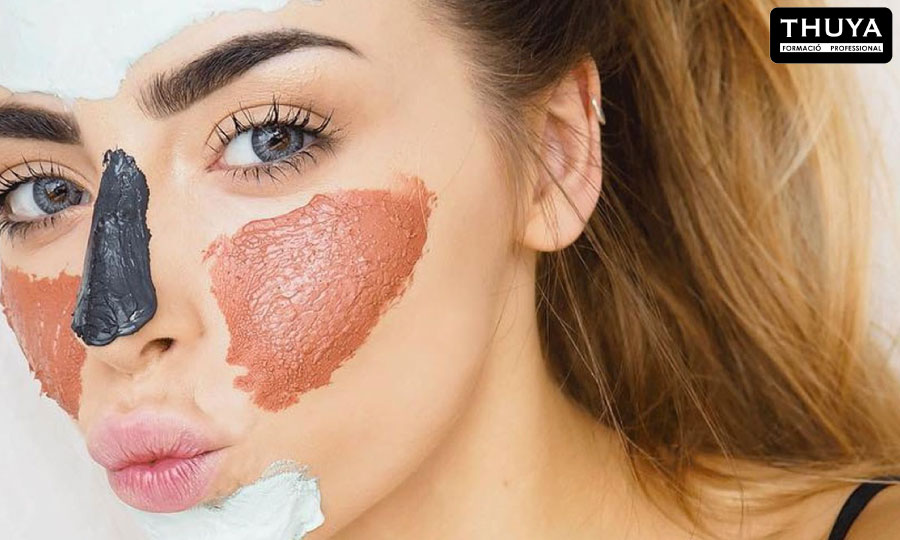 mujer con diferentes mascarillas aplicadas en las diferentes partes del rostro