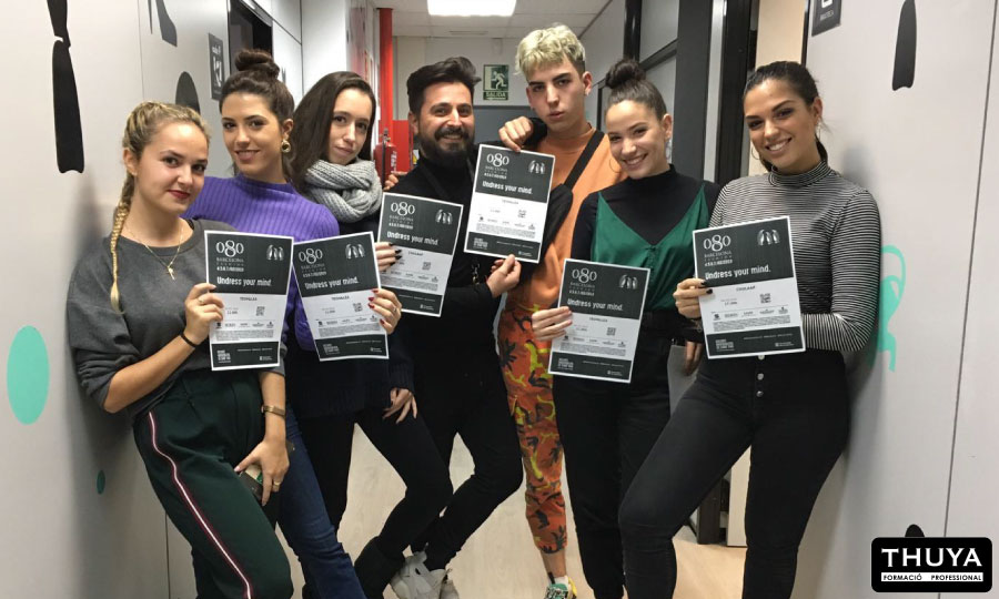 alumnos ganadores de las 6 entradas sorteadas para los desfiles de la 23ª edición 080 Barcelona Fashion