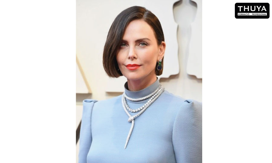 Charlize Theron luciendo el peinado micro bob en la gala de los Oscar