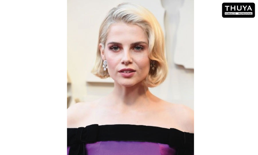Lucy Boyton luciendo el peinado micro bob en la gala de los Oscar
