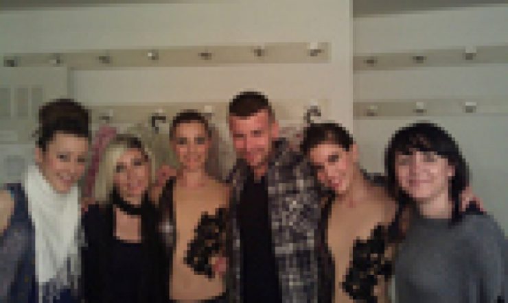 Elvis y yo, y Thuya Escuela