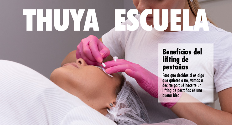 chica sobre camilla recibe un lifting de pestañas por esteticista con guantes rosas