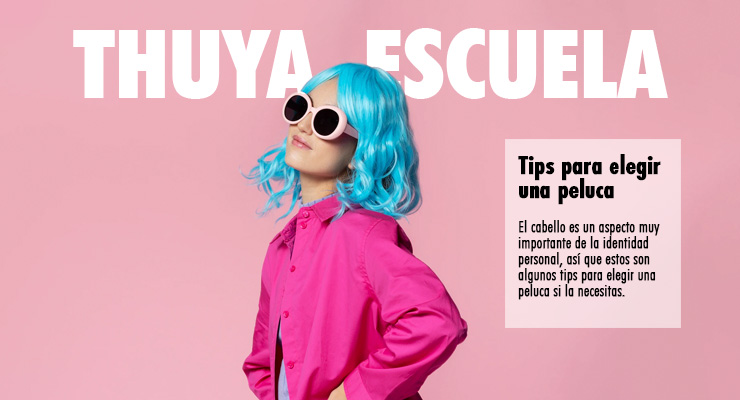 una chica con blusa fuscia, lentes de sol rosas y peluca azul pastel posa frente a un fondo de color rosa pastel, sobre ella se lee Thuya Escuela